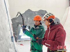 >探访中国首家室内攀冰馆 打破